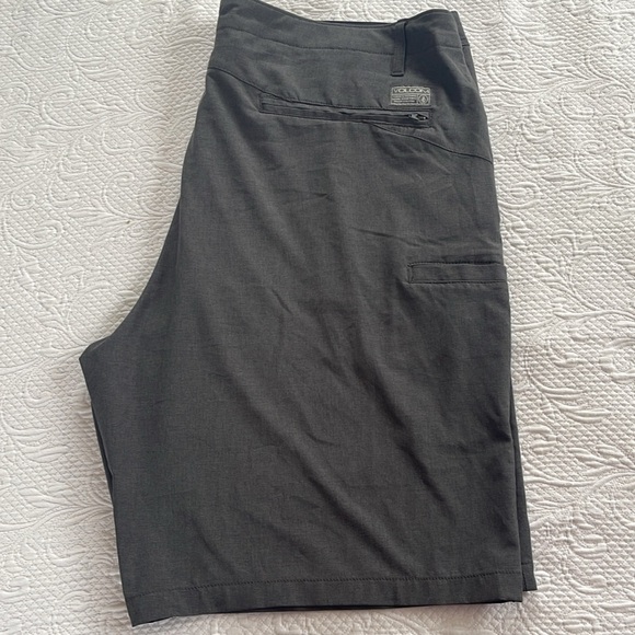 Volcom Surf & Turf 4-way Stretch Gray Shorts Size 42 - Picture 8 of 8